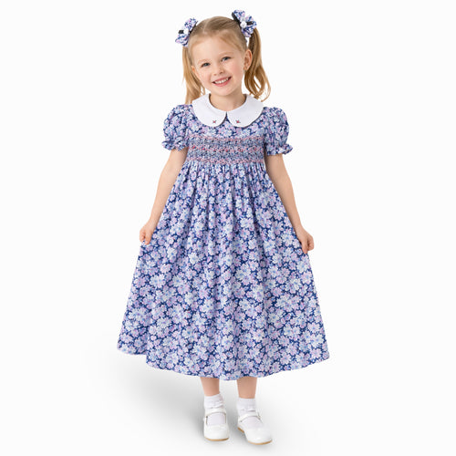 Blaues gesmoktes Kleid mit Blumenmuster