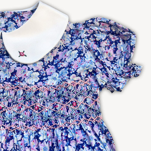 Blaues gesmoktes Kleid mit Blumenmuster
